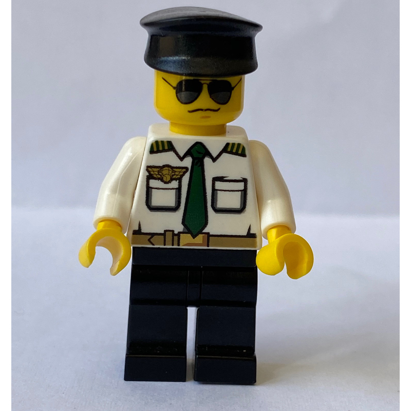 Pilote, chemise blanche avec cravate vert foncé et badge aile, jambes noires, chapeau noir, lunettes de soleil (Pilot, White Shirt with Dark Green Tie and Wing Badge, Black Legs, Black Hat, Sunglasses)