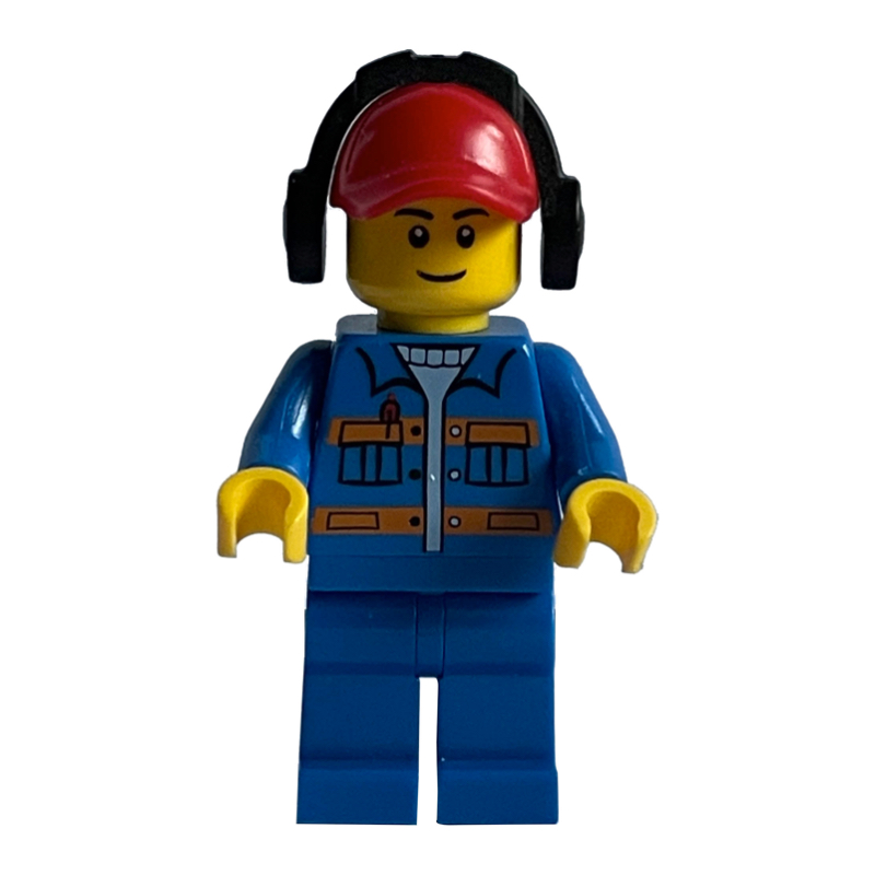 Agent au sol, veste bleue avec rayures orange, casquette rouge avec protecteurs d'oreilles (Ground Crew, Blue Jacket with Orange Stripes, Red Cap with Ear Defenders)