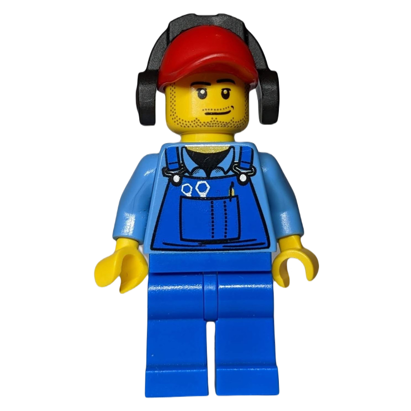 Équipage au sol, salopette bleue sur chemise, casquette rouge avec protections auditives, barbe naissante (Ground Crew, Blue Overalls over Shirt, Red Cap with Ear Defenders, Stubble)