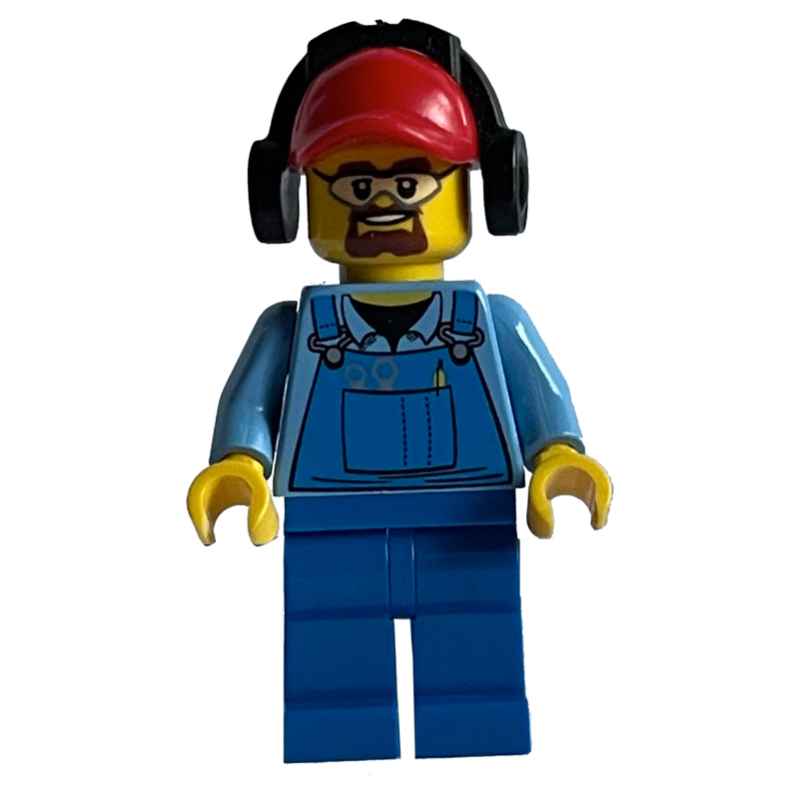 Équipe au sol, salopette bleue sur la chemise, casquette rouge avec des protections auditives, lunettes de sécurité et bouc (Ground Crew, Blue Overalls over Shirt, Red Cap with Ear Defenders, Safety Glasses and Goatee Beard)