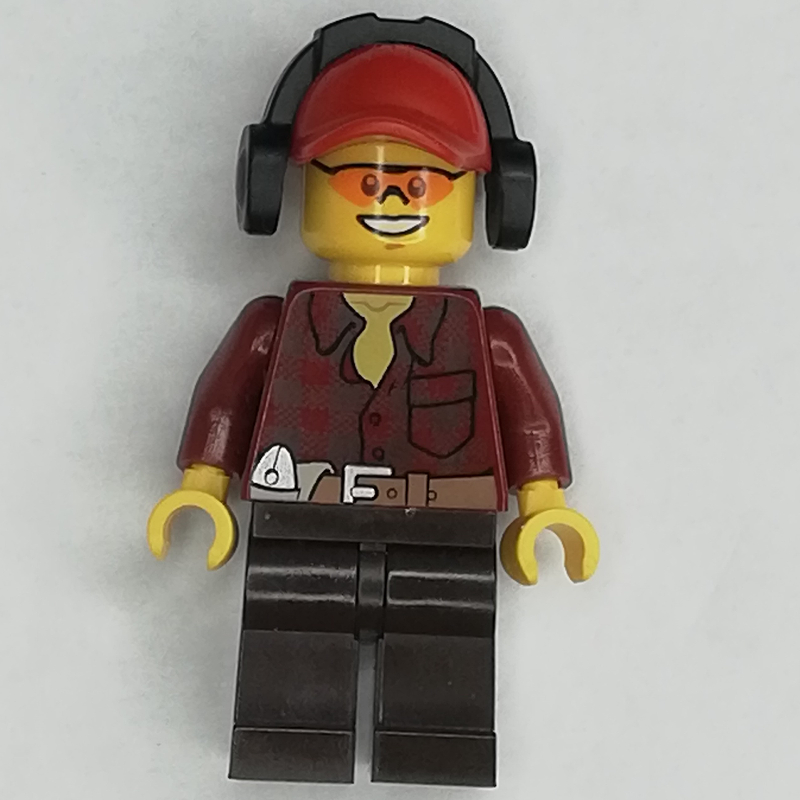 Bûcheron, chemise en flanelle rouge foncé, casquette rouge avec protecteurs d'oreilles, lunettes de sécurité orange (Lumberjack, Dark Red Flannel Shirt, Red Cap with Ear Defenders, Orange Safety Glasses)