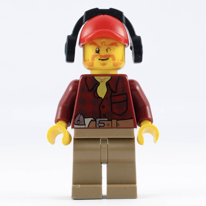 Bûcheron, chemise en flanelle rouge foncé, casquette rouge avec protections auditives, barbe (Lumberjack, Dark Red Flannel Shirt, Red Cap with Ear Defenders, Beard)