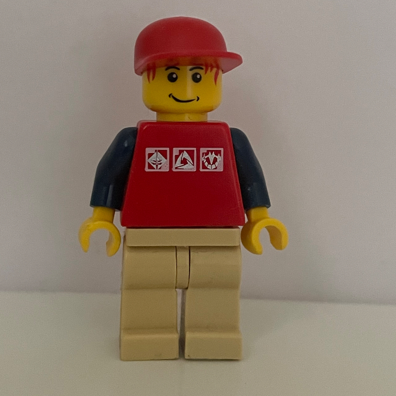 Homme, haut rouge avec bras bleu foncé, jambes beiges, casquette rouge (Man, Red Top with Dark Blue Arms, Tan Legs, Red Cap)
