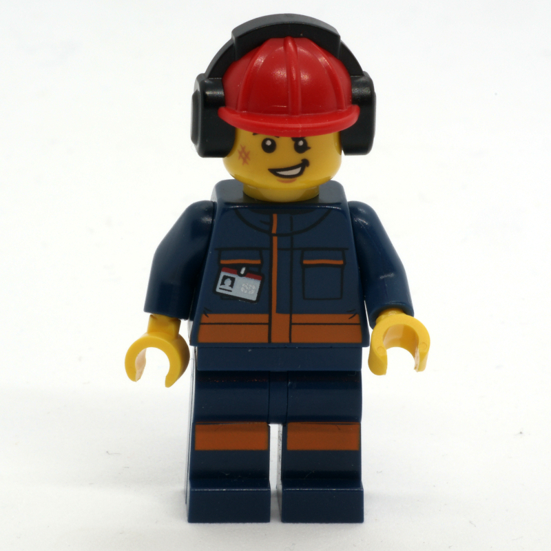 Équipage au sol, combinaison bleu foncé, casque de chantier rouge avec protecteurs d'oreille (Ground Crew, Dark Blue Jumpsuit, Red Hard Hat with Ear Defenders)