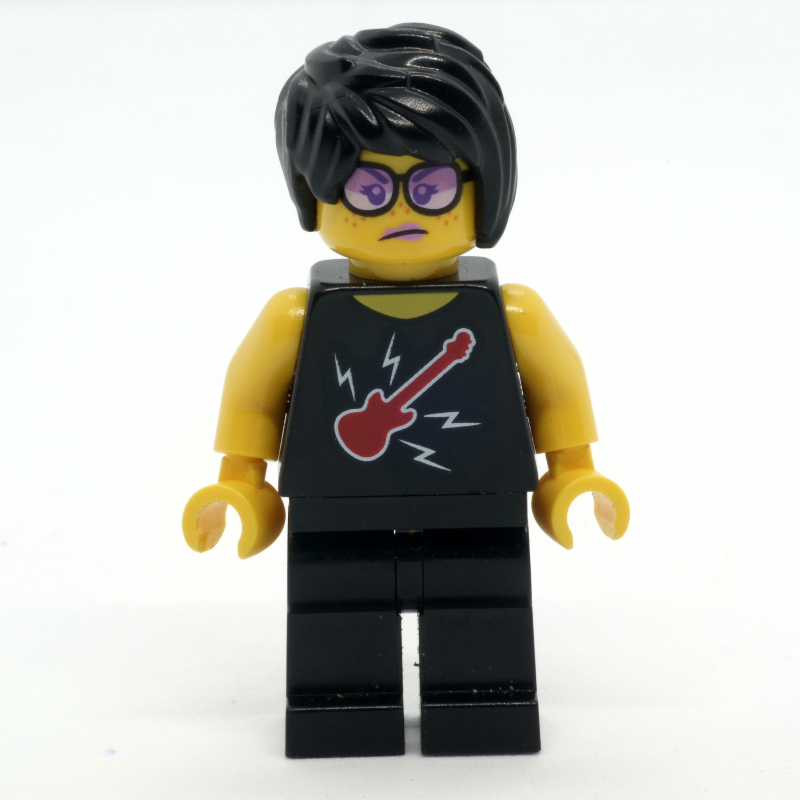 Femme, haut noir avec guitare, jambes noires, cheveux noirs (Woman, Black Top with Guitar, Black Legs, Black Hair)