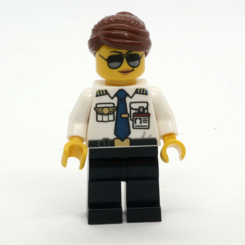 Pilote, femme, chemise blanche avec cravate et badge ailes, jambes noires, cheveux brun rougeâtre, lunettes de soleil (Pilot, Woman, White Shirt with Tie and Wings Badge, Black Legs, Reddish Brown Hair, Sunglasses)