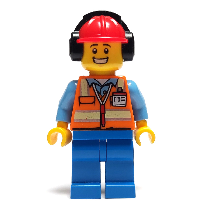 Agent au sol, gilet de sécurité orange, jambes bleues, casque de chantier rouge avec protecteurs d'oreille (Ground Crew, Orange Safety Vest, Blue Legs, Red Hard Hat with Ear Defenders)
