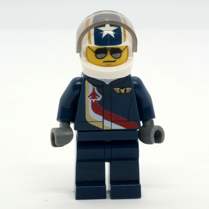 Pilote, combinaison bleu foncé avec badge avion et ailes, casque blanc avec étoiles et visière, lunettes de soleil (Pilot, Dark Blue Jumpsuit with Plane and Wings Badge, White Helmet with Stars and Visor, Sunglasses)