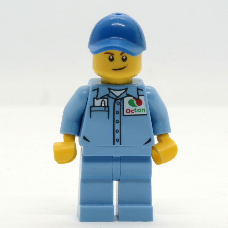 Agent au sol, chemise bleu moyen avec logo Octan, jambes bleu moyen, casquette bleue (Ground Crew, Medium Blue Shirt with Octan Logo, Medium Blue Legs, Blue Cap)