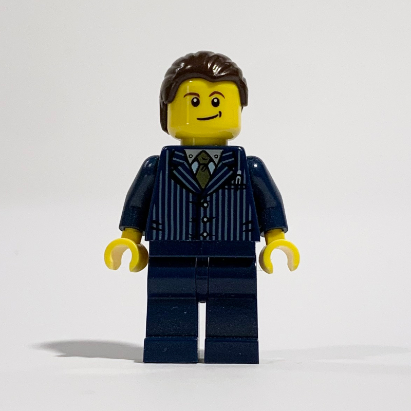 Homme, costume à rayures bleu foncé avec cravate or, cheveux brun foncé, sourcils bruns (Man, Dark Blue Pinstripe Suit with Gold Tie, Dark Brown Hair, Brown Eyebrows)