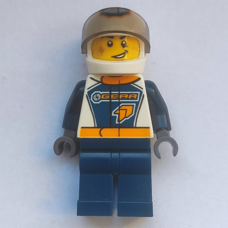 Pilote de course, combinaison bleu foncé et blanche avec inscription 'GEAR', casque blanc avec inscription 'G' et visière (Racer, Dark Blue and White Jumpsuit with 'GEAR', White Helmet with 'G' and Visor)