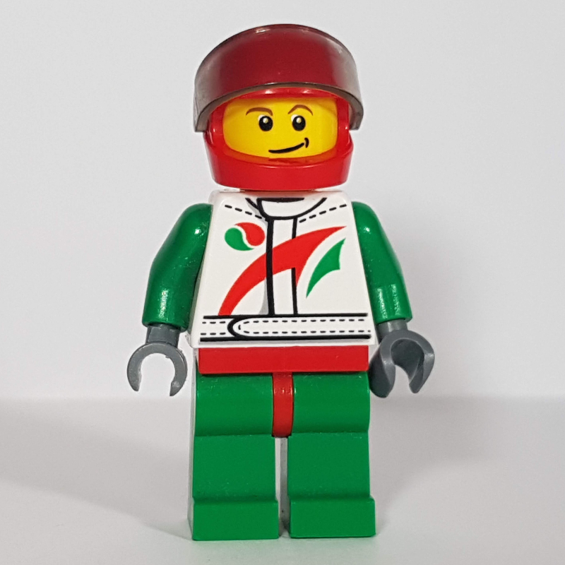 Pilote de course, combinaison blanche et verte avec logo Octan, casque rouge avec visière (Racer, White and Green Jumpsuit with Octan Logo, Red Helmet with Visor)