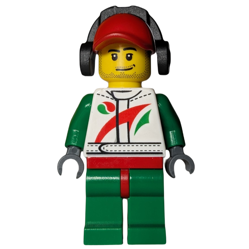 Pilote de course, combinaison blanche et verte avec logo Octan, casquette rouge avec protections auditives, barbe naissante (Racer, White and Green Jumpsuit with Octan Logo, Red Cap with Ear Defenders, Stubble)