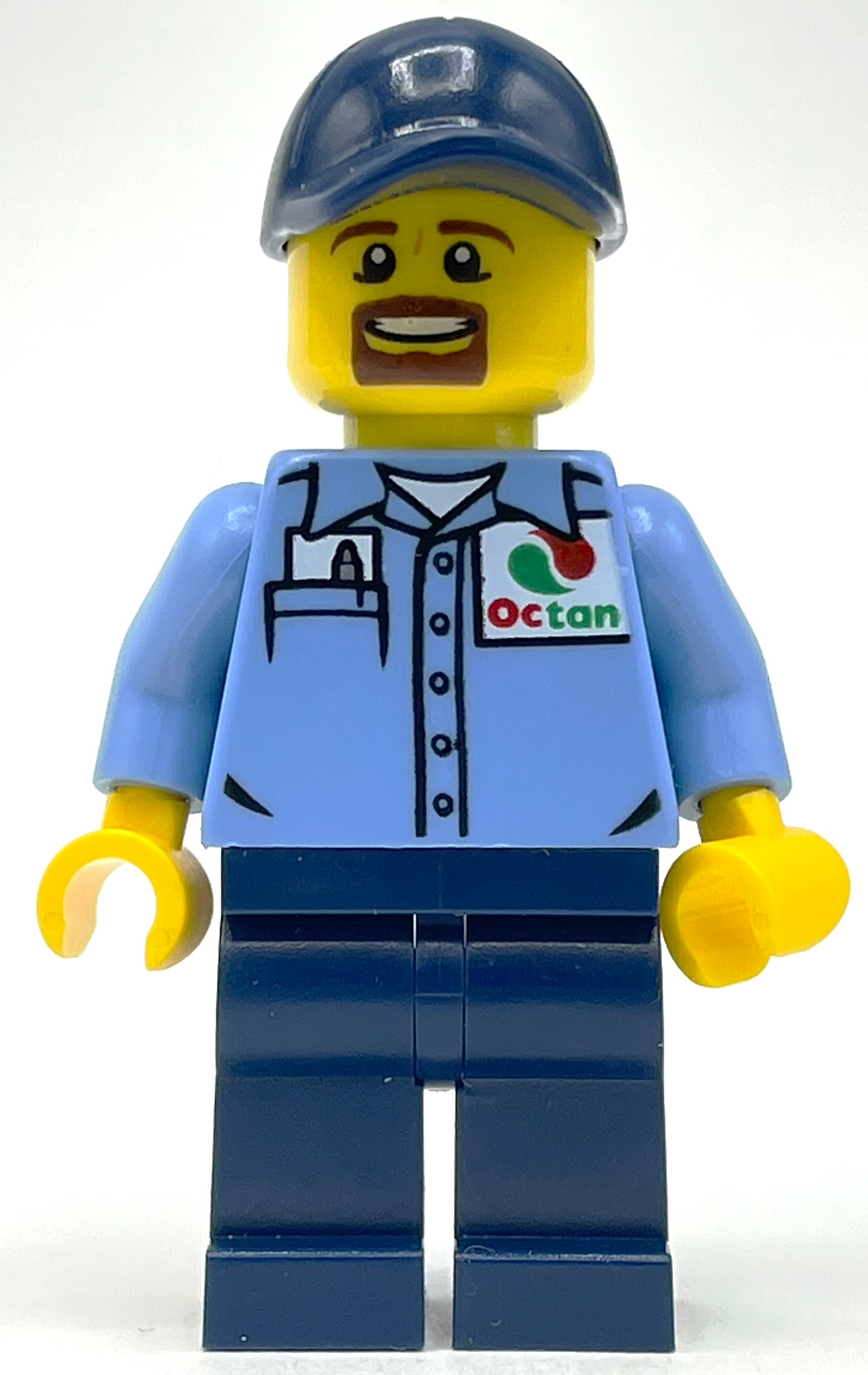 Homme, chemise bleu moyen avec logo Octan, jambes bleu foncé, casquette bleu foncé, bouc (Man, Medium Blue Shirt with Octan Logo, Dark Blue Legs, Dark Blue Cap, Goatee Beard)