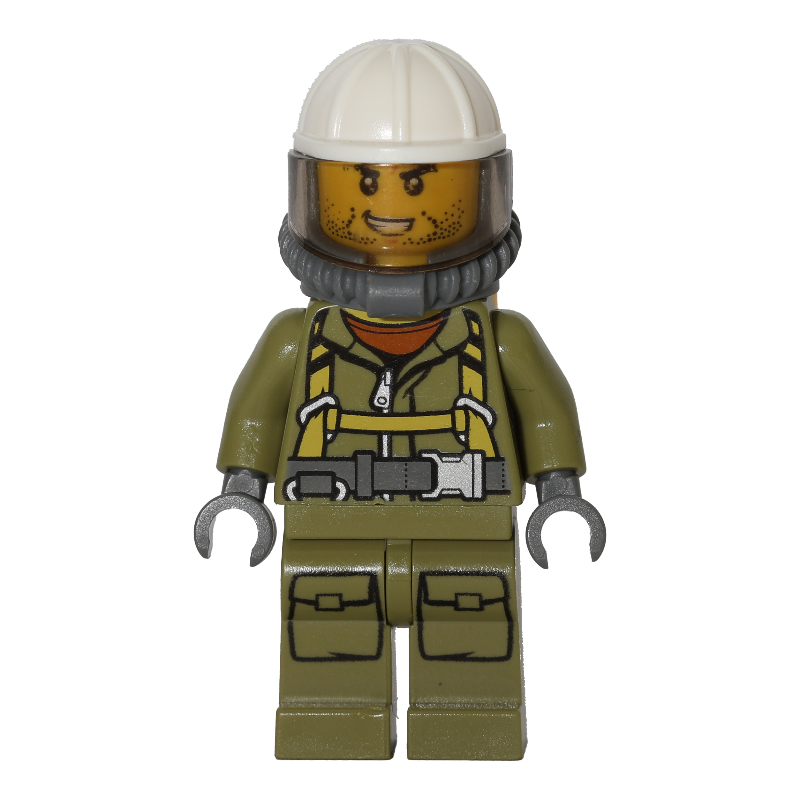 Volcan explorer, homme, combinaison vert olive avec sangles, casque de chantier blanc avec visière, appareil respiratoire, bouteilles d’air, barbe naissante (Volcano Explorer, Man, Olive Green Jumpsuit with Straps, White Hard Hat with Visor, Breathing Apparatus, Airtanks, Stubble)