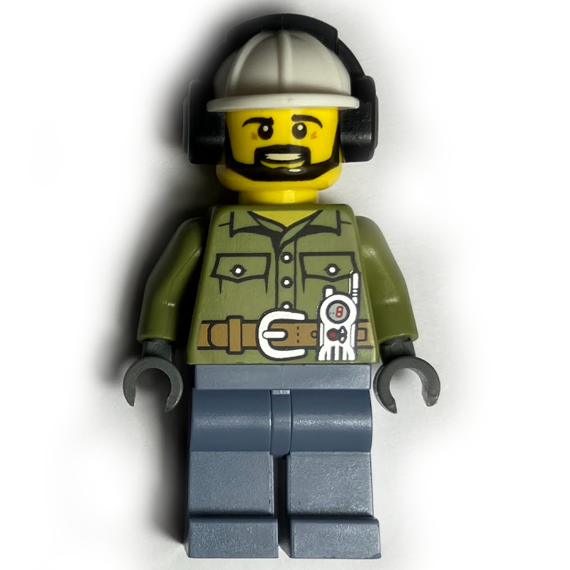 Volcan explorateur, homme, chemise vert olive, casque de chantier blanc avec protections auditives, barbe (Volcano Explorer, Man, Olive Green Shirt, White Hard Hat with Ear Defenders, Beard)
