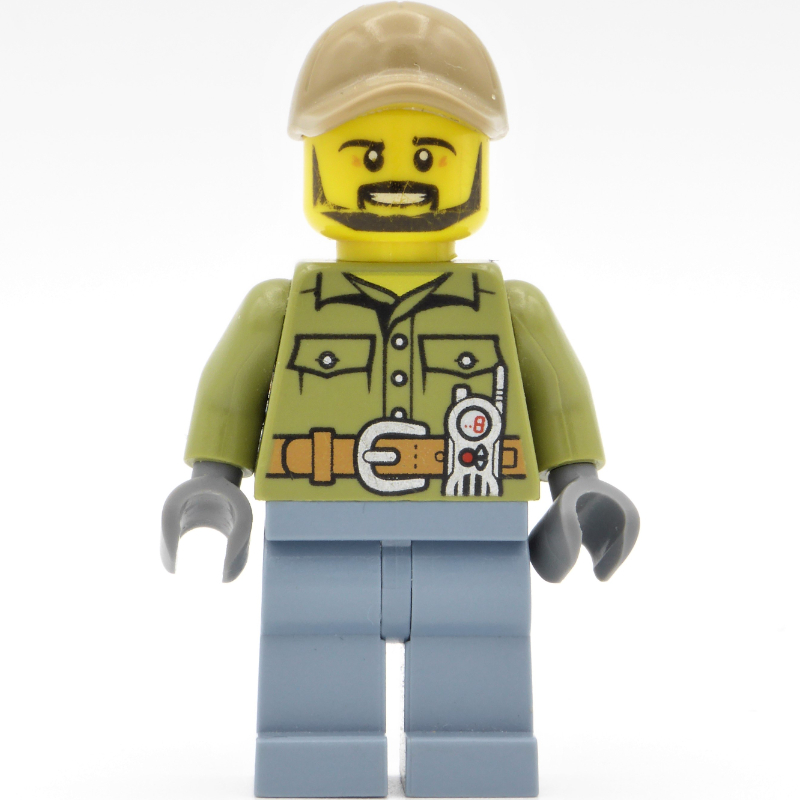 Volcan explorer, homme, chemise vert olive, jambes bleu sable, casquette beige foncé, barbe (Volcano Explorer, Man, Olive Green Shirt, Sand Blue Legs, Dark Tan Cap, Beard)
