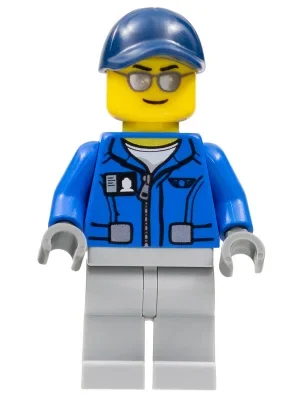 Pilote, veste bleue avec fermeture éclair et badge ailes, casquette bleu foncé, lunettes de soleil argentées (Pilot, Blue Jacket with Zipper and Wings Badge, Dark Blue Cap, Silver Sunglasses)