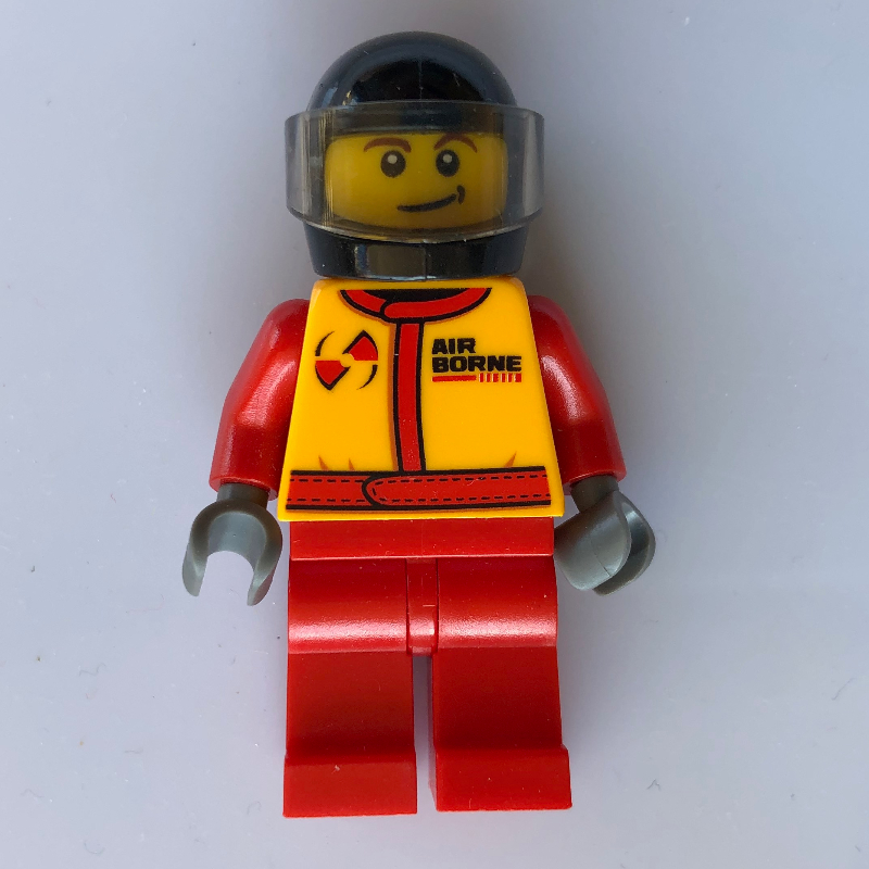 Pilote de course, combinaison rouge et orange, casque noir avec visière (Racer, Red and Orange Jumpsuit, Black Helmet with Visor)