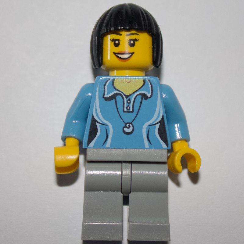 Femme, polo bleu moyen avec collier, jambes gris bleuté clair, cheveux noirs (Woman, Medium Blue Polo Shirt with Necklace, Light Bluish Gray Legs, Black Hair)