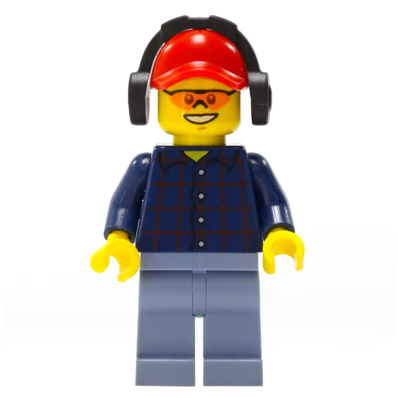 Bûcheron, chemise à carreaux bleu foncé, jambes bleu sable, casquette rouge avec protecteurs d'oreilles, lunettes de sécurité orange (Lumberjack, Dark Blue Plaid Shirt, Sand Blue Legs, Red Cap with Ear Defenders, Orange Safety Glasses)