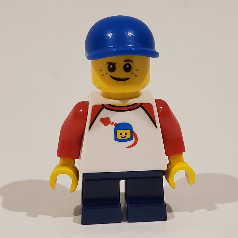 Garçon, homme de l'espace classique sur la chemise, courtes jambes bleu foncé, casquette bleue (Boy, Classic Spaceman on Shirt, Short Dark Blue Legs, Blue Cap)