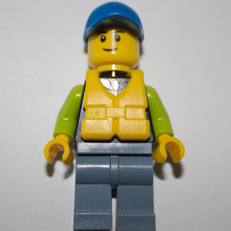 Homme, veste noire et vert citron, casquette bleue, gilet de sauvetage jaune (Man, Black and Lime Jacket, Blue Cap, Yellow Life Vest)