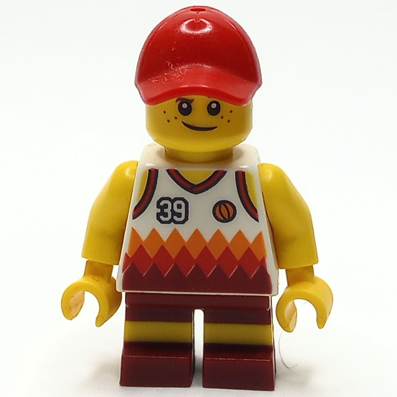 Garçon, maillot de basketball blanc et rouge foncé avec inscription '39', short rouge foncé, casquette rouge (Boy, White and Dark Red Basketball Jersey with '39', Dark Red Shorts, Red Cap)