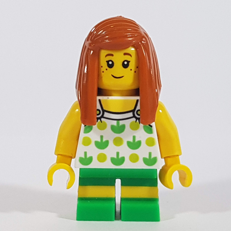 Fille, haut blanc avec motif vert citron et vert, short vert, cheveux orange foncé (Girl, White Top with Lime and Green Pattern, Green Shorts, Dark Orange Hair)