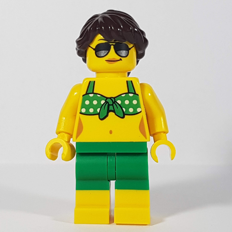 Femme, bikini vert avec des taches blanches, short vert, cheveux brun foncé, lunettes de soleil (Woman, Green Bikini Top with White Spots, Green Shorts, Dark Brown Hair, Sunglasses)