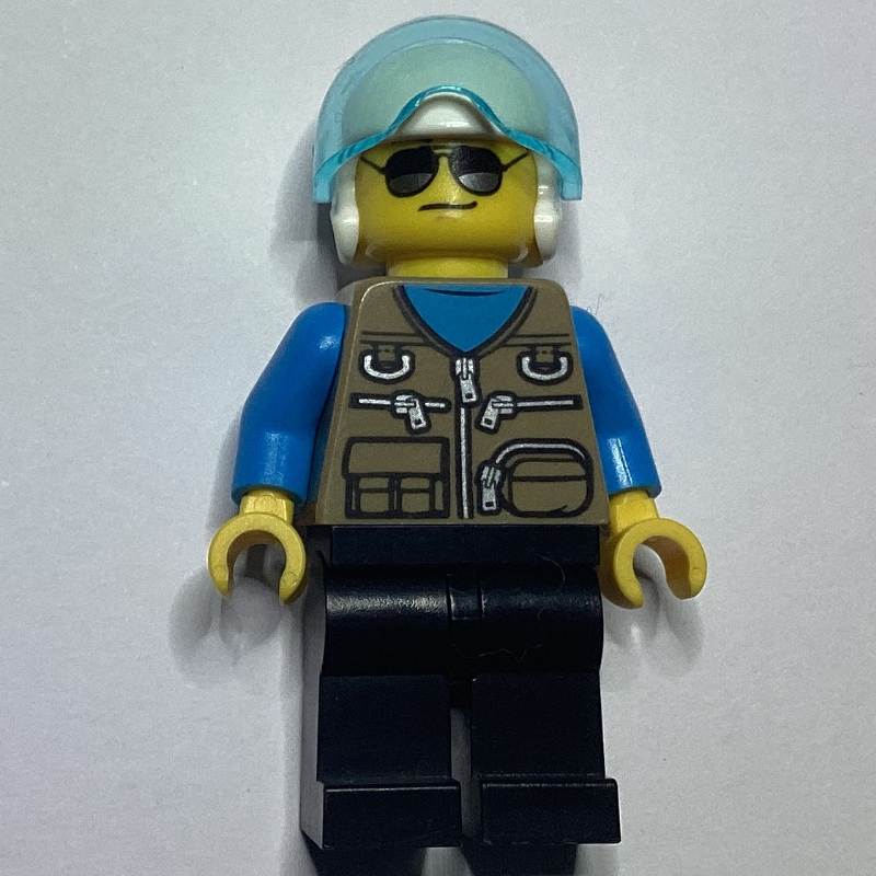 Pilote, gilet beige foncé avec fermetures éclair et pochettes, jambes noires, casque blanc avec visière, lunettes de soleil (Pilot, Dark Tan Vest with Zippers and Pouches, Black Legs, White Helmet with Visor, Sunglasses)