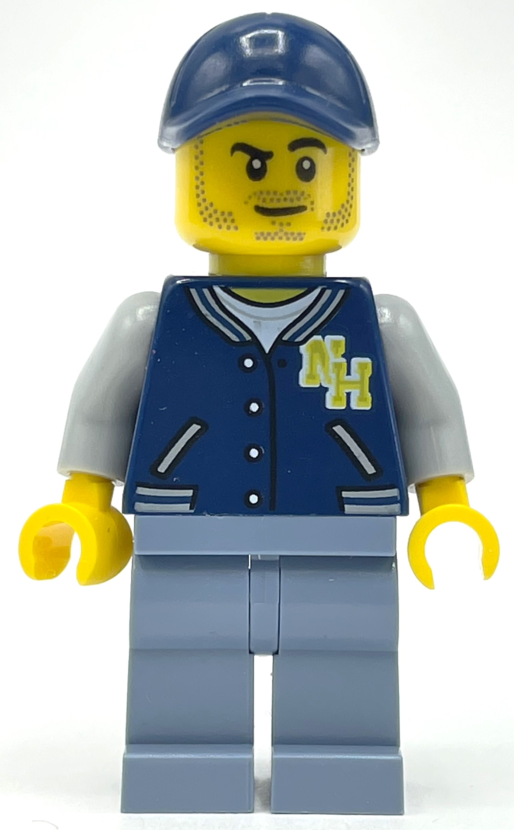 Homme, chemise letterman bleu foncé avec 'NH', jambes bleu sable, casquette bleu foncé, barbe naissante (Man, Dark Blue Letterman Shirt with 'NH', Sand Blue Legs, Dark Blue Cap, Stubble)