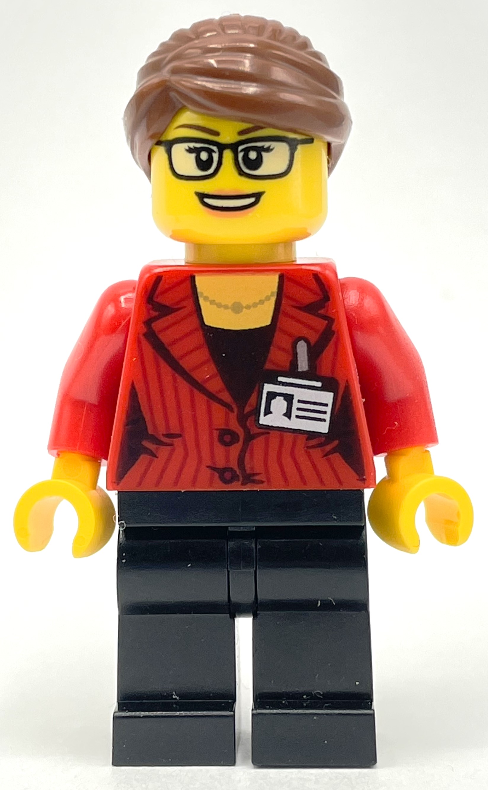 Femme, veste rouge, jambes noires, cheveux bruns rougeâtres, badge clair (Woman, Red Jacket, Black Legs, Reddish Brown Hair, Clear Badge)