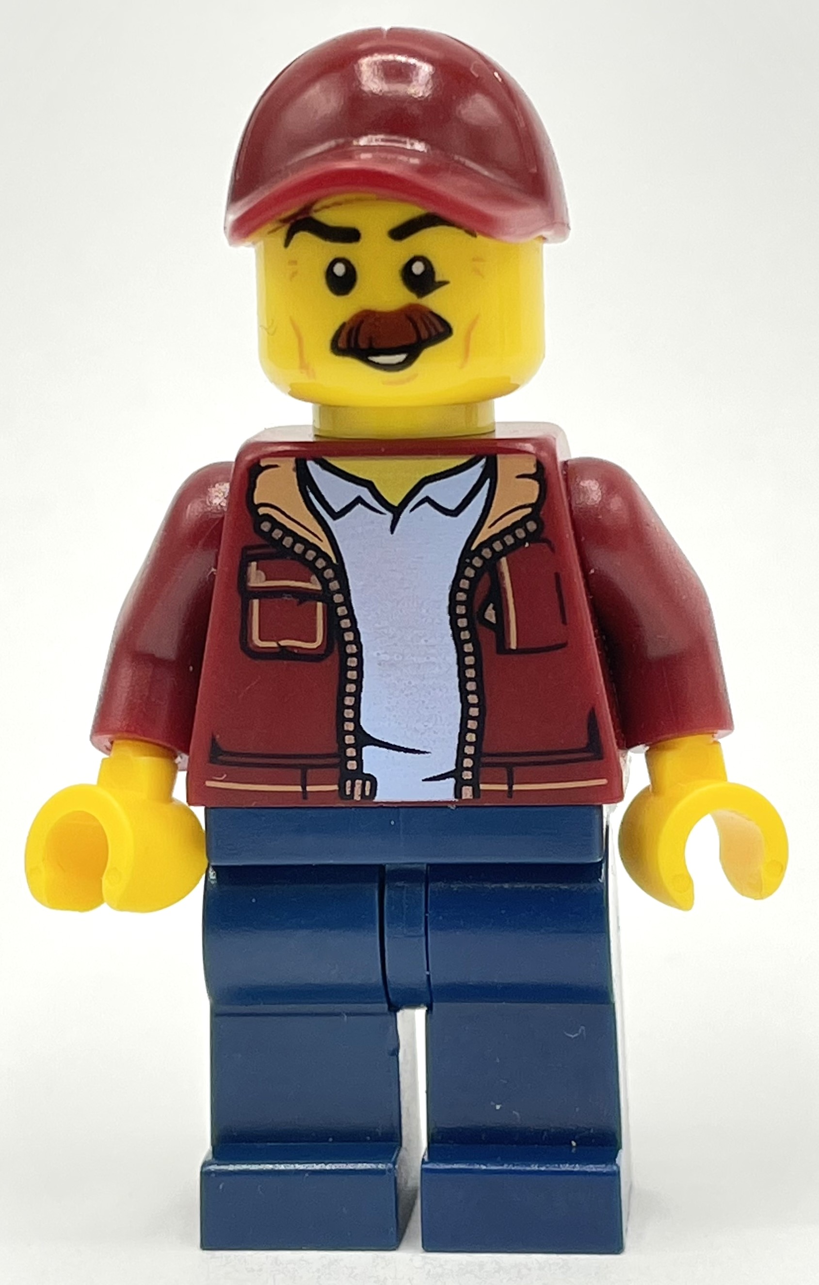 Homme, veste rouge foncé ouverte, jambes bleu foncé, casquette rouge foncé, moustache (Man, Open Dark Red Jacket, Dark Blue Legs, Dark Red Cap, Moustache)
