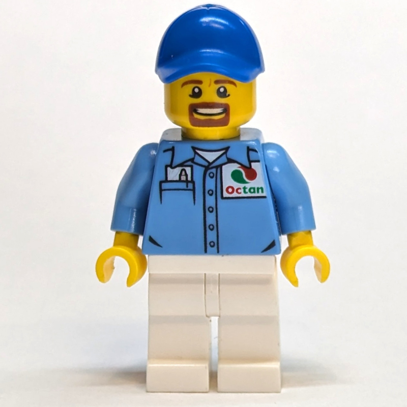 Homme, chemise bleu moyen avec logo Octan, jambes blanches, casquette bleue, bouc (Man, Medium Blue Shirt with Octan Logo, White Legs, Blue Cap, Goatee Beard)