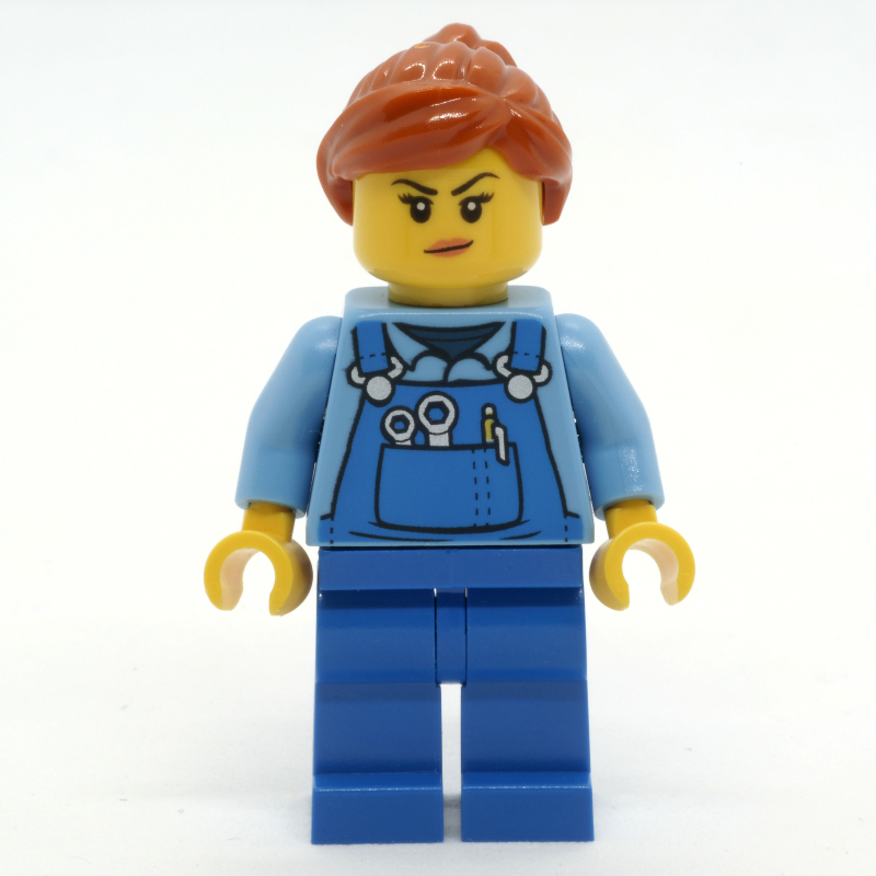 Femme, salopette bleue sur chemise, cheveux orange foncé, taches de saleté (Woman, Blue Overalls over Shirt, Dark Orange Hair, Dirt Stains)