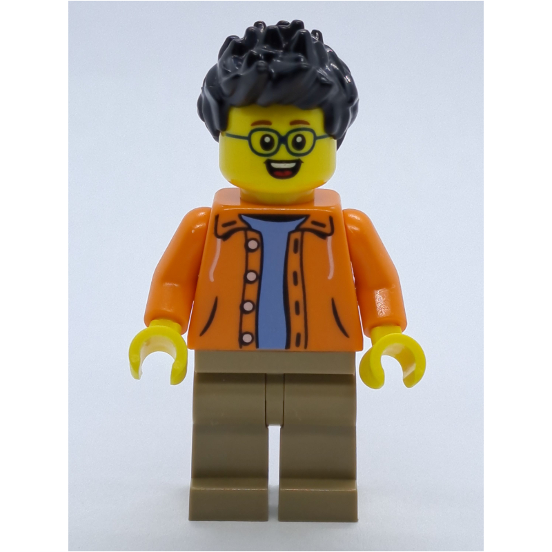 Homme, veste orange ouverte sur chemise bleu clair, cheveux noirs, lunettes (Man, Open Orange Jacket over Light Blue Shirt, Black Hair, Glasses)