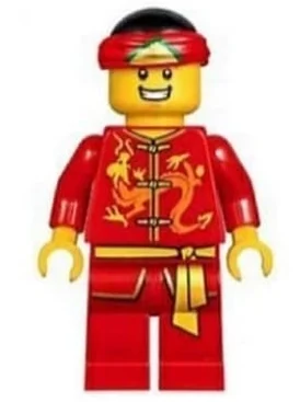 Homme, robe rouge avec cravates et ceinture à ceinture, enveloppement de tête rouge, sourire (Man, Red Robe with Ties and Sash Belt, Red Head Wrap, Smile)