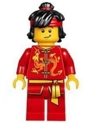Homme, robe rouge avec cravates et ceinture, cheveux noirs avec bandeau rouge, sourire effrayé / léger (Man, Red Robe with Ties and Sash Belt, Black Hair with Red Headband, Scared / Slight Smile)