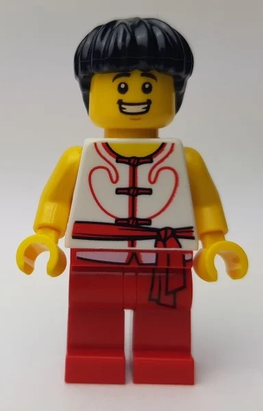 Pilote de course, robe blanche et rouge avec cravates et ceinture ceinture, cheveux noirs, dents serrées sourire (Racer, White and Red Robe with Ties and Sash Belt, Black Hair, Clenched Teeth Smile)