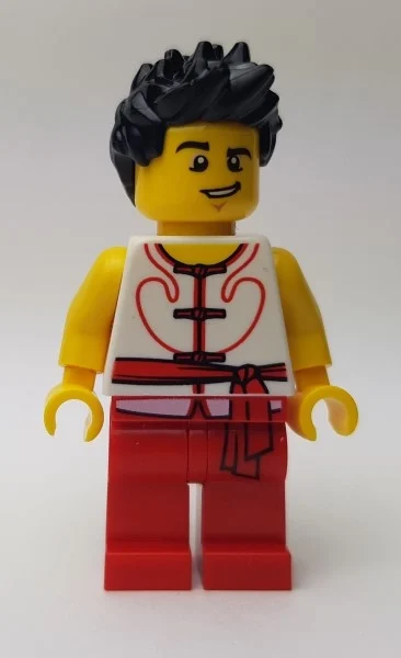 Pilote de course, robe blanche et rouge avec cravates et ceinture à ceinture, cheveux noirs, sourcil levé (Racer, White and Red Robe with Ties and Sash Belt, Black Hair, Raised Eyebrow)
