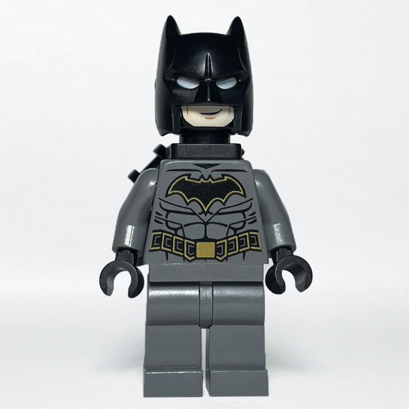 Batman, costume gris bleuté foncé, capot noir, support de cou avec barres (Batman, Dark Bluish Gray Suit, Black Cowl, Neck Bracket with Bars)
