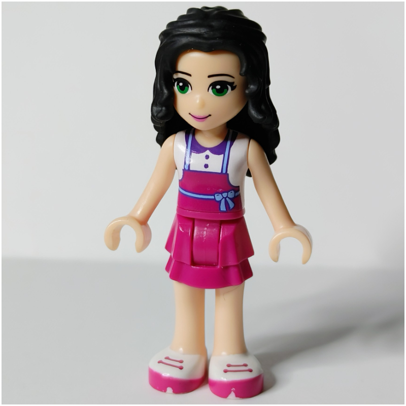 Emma — haut blanc, tablier magenta, fleur (Emma - White Top, Magenta Apron, Flower)