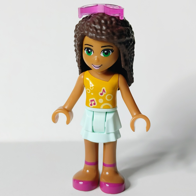 Andrea — haut orange clair vif, jupe vert d’eau clair, lunettes de soleil (Andrea - Bright Light Orange Top, Light Aqua Skirt, Sunglasses)