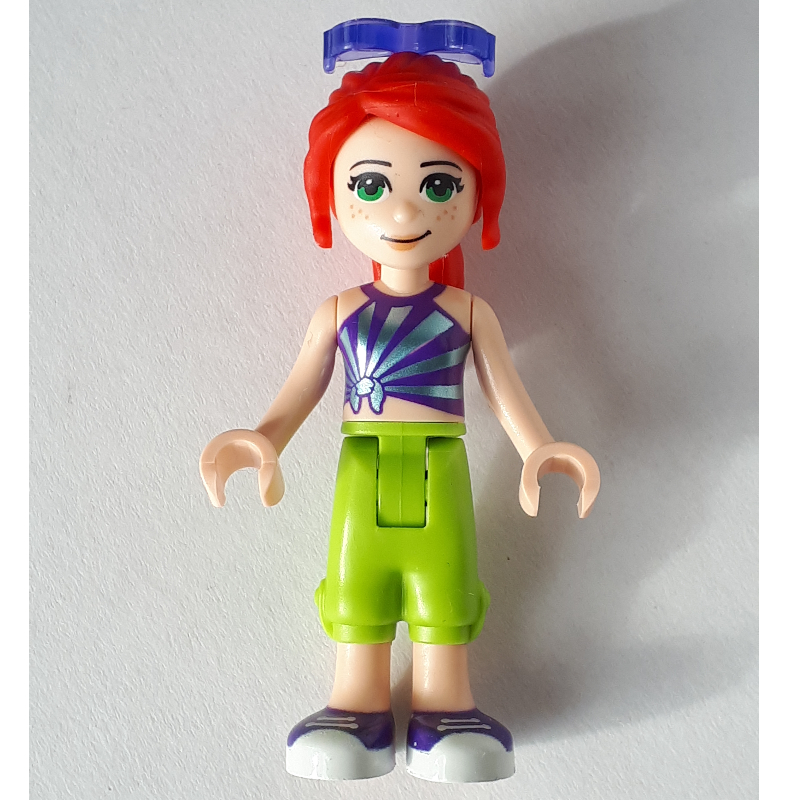 Mia - haut violet foncé, pantalon vert citron, lunettes de soleil (Mia - Dark Purple Top, Lime Trousers, Sunglasses)