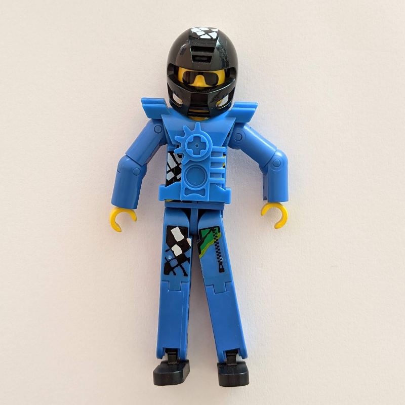 Figurine Technic jambes bleues, haut bleu avec logo Technic, cheveux noirs et lunettes de soleil - casque noir (Technic Figure Blue Legs, Blue Top with Technic Logo, Black Hair and Sunglasses - Black Helmet)