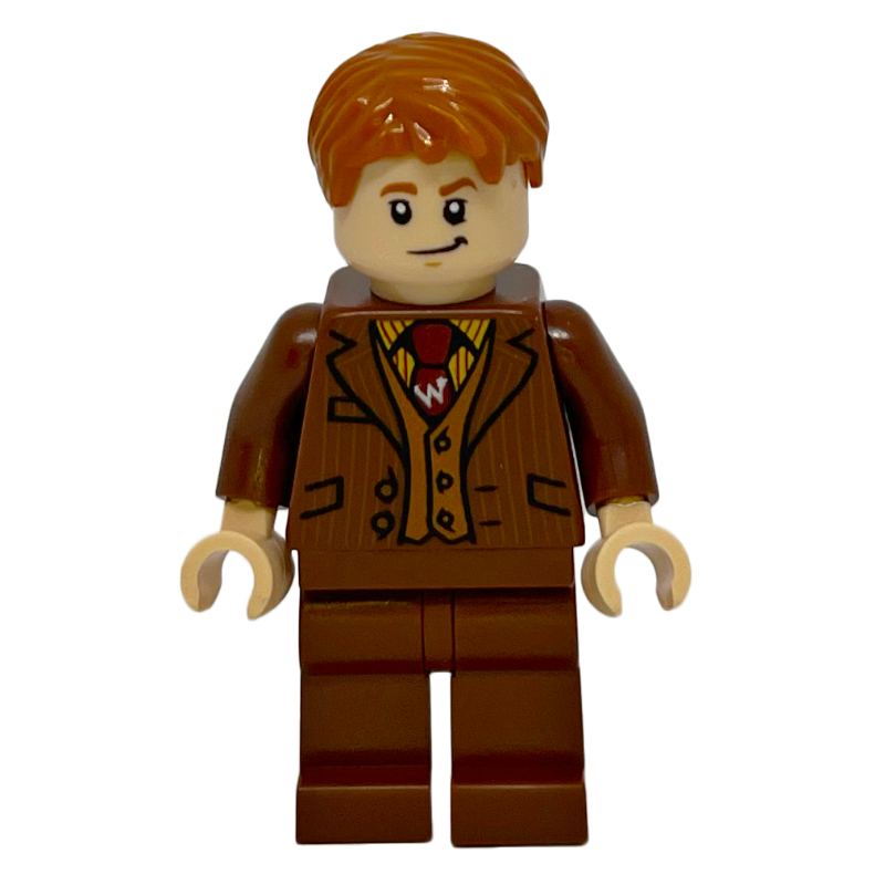 Fred Weasley en costume brun rougeâtre, cravate rouge foncé (Fred Weasley in Reddish Brown Suit, Dark Red Tie)