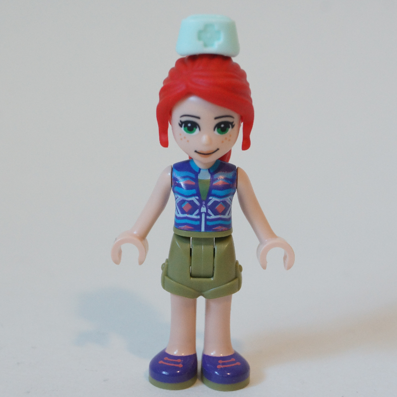 Mia — haut pourpre foncé, jupe vert olive, chapeau d'infirmière (Mia - Dark Purple Top, Olive Green Skirt, Nurse Hat)