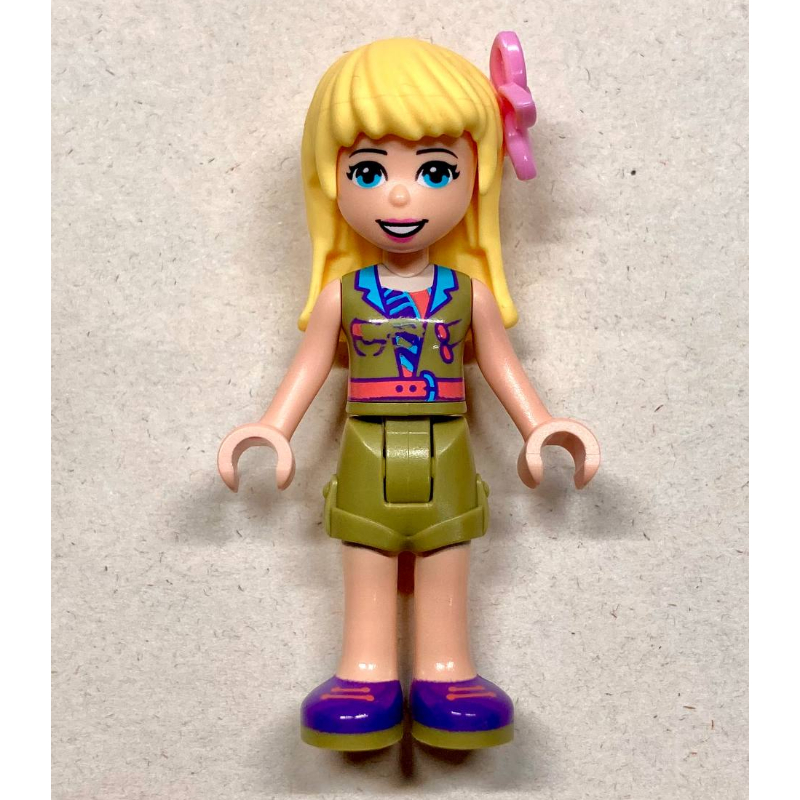 Stephanie — veste vert olive, jupe vert olive, cheveux jaune clair vif, fleur (Stephanie - Olive Green Jacket, Olive Green Skirt, Bright Light Yellow Hair, Flower)