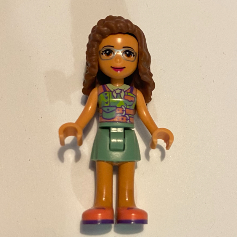 Olivia — haut rose foncé, jupe vert sable, cheveux brun rougeâtre, arc (Olivia - Dark Pink Top, Sand Green Skirt, Reddish Brown Hair, Bow)